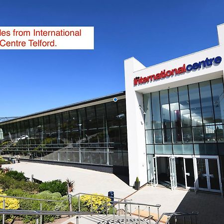 247 Serviced Accommodation In Telford- 3Br House Екстер'єр фото