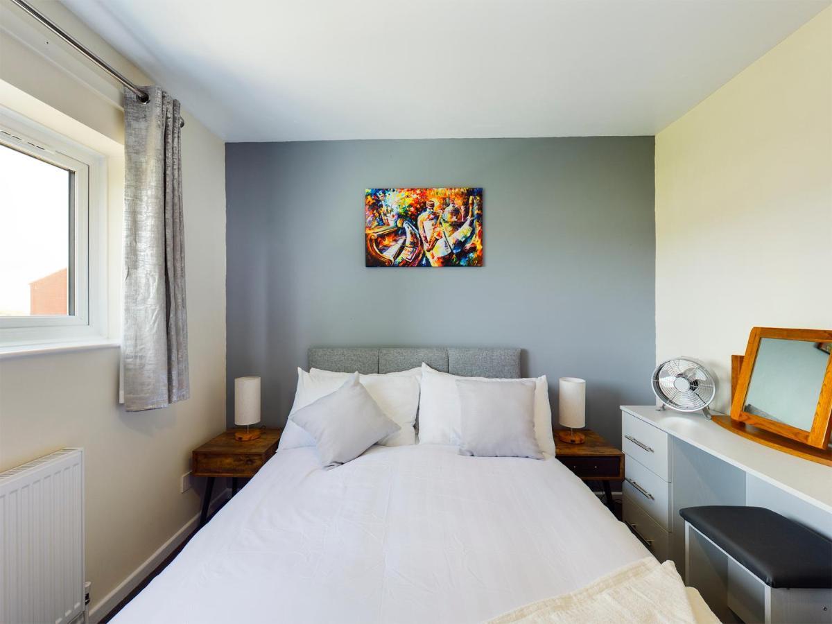 247 Serviced Accommodation In Telford- 3Br House Екстер'єр фото