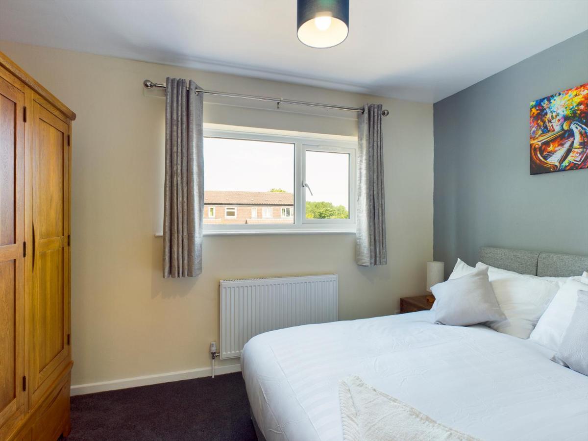 247 Serviced Accommodation In Telford- 3Br House Екстер'єр фото