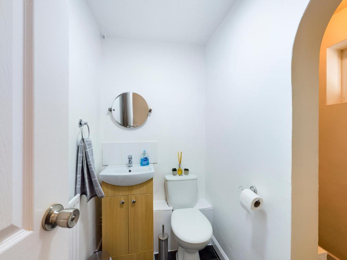 247 Serviced Accommodation In Telford- 3Br House Екстер'єр фото